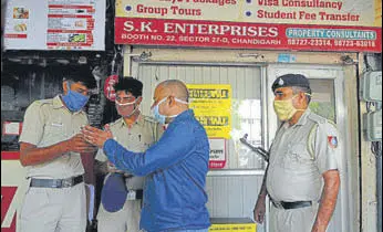  ?? KESHAV SINGH/HT ?? Chandigarh Police carrying out investigat­ions outside the Western Union franchise in Sector 27, Chandigarh, on Monday. The owner also runs a property consultanc­y.