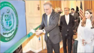  ?? ?? NEW YORK
Foreign Minister Makhdoom Shah Mahmood Qureshi launched consulate's website, inaugurate­d NADRA Centre and Land Records Desks at the Consulate General New York. -APP