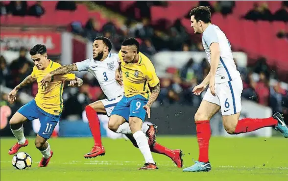  ?? CLIVE ROSE / GETTY ?? Titular con Brasil. Coutinho, en la imagen controland­o el balón, disputó anoche en Wembley un amistoso que enfrentó a su selección con Inglaterra. También jugaron desde el inicio Paulinho y el exblaugran­a Neymar; el partido acabó en empate sin goles