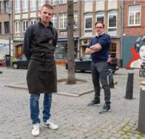  ??  ?? Jonas Kellens en Viki Geunes werken aan een afhaalmenu voor hun klanten.