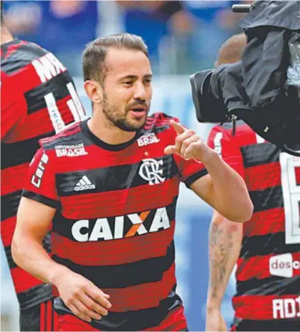  ?? STAFF IMAGES / FLAMENGO ?? Everton Ribeiro brinca com a câmera ao comemorar o seu primeiro gol na partida: meia teve dia inspirado