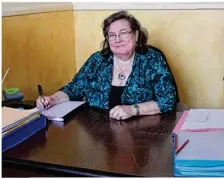  ??  ?? Josiane Heyer dans son bureau.