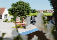  ?? Foto: Julian Leitenstor­fer ?? Am Friedhof in Hausen wird es auch in Zukunft keine Urnengräbe­r geben.