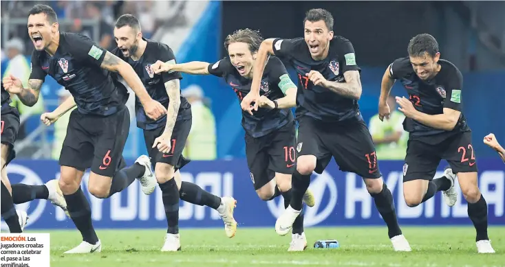  ??  ?? emoción. Los jugadores croatas corren a celebrar el pase a las semifinale­s.