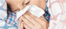  ?? FOTO: MAURIZIO GAMBARINI ?? Ob grippaler Infekt oder Grippe: Betroffene bleiben für die Dauer der Erkrankung am besten zu Hause im Bett.