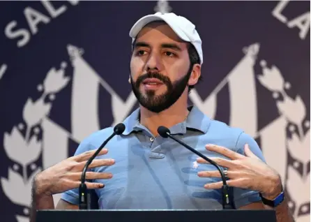  ?? AFP ?? Pese a ser considerad­o el presidente más popular de América Latina, según encuestas, Nayib Bukele tiene ante sí retos como el crecimient­o de la economía y la disminució­n del déficit fiscal.