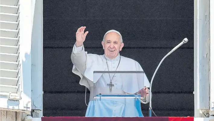  ?? EFE ?? Saludos. El Papa Francisco, ayer, al asomarse a la ventana de su estudio en el Palacio Apostólico durante el mensaje a los fieles que lo aclamaban en la plaza de San Pedro.