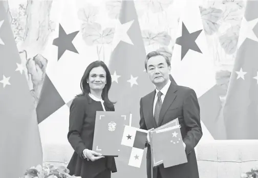  ??  ?? NAIB Presiden merangkap Menteri Luar Isabel de Saint Malo berbalas dokumen dengan Menteri Luar China Wang Yi sejurus memeterai hubungan diplomatik di Beijing, semalam. — Gambar Reuters