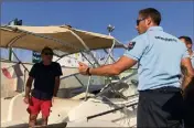  ??  ?? Opération remorquage pour finir la journée : tombé en panne, le bateau de François dérivait près des rochers.