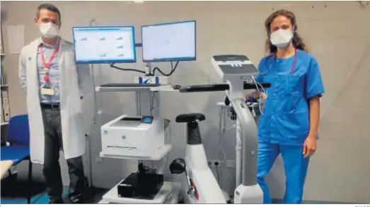  ?? H. U. V. R. ?? El doctor Israel Valverde y la doctora Begoña Manso junto a las máquinas en las que se realiza la ergoespiro­metría.