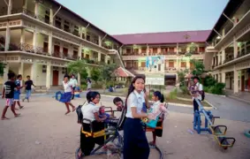  ??  ?? dispense des formations profession­nelles. Pour réaliser son film « Les Pépites », Xavier de Lauzanne (en bas) a intégré dans son équipe des élèves de l’école de cinéma du centre.