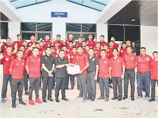  ??  ?? BERIKRAR: Barisan pengurusan dan pemain skuad Piala Presiden Sarawak melafazkan ikrar bebas rasuah di Miri semalam.