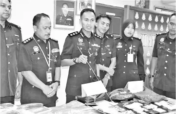  ??  ?? ACP Nasri showing the drugs and other items seized from the suspects in raids on various villages.