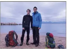  ??  ?? Loïc et Rémi, hier matin au quai Laubeuf, prêts à partir pour une longue marche qui les mènera au point le plus septentrio­nale de l’Europe terrestre. (DR)