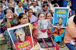  ?? KT GRAPHIC PTI ?? People with placards protest against the killing of Gauri Lankesh in Bengaluru on Wednesday. —