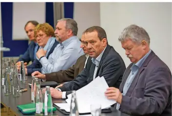  ?? FOTO: THOMAS WIECK ?? Vorstandss­itzung des LSVS zur Finanzsitu­ation in Saarbrücke­n (von l. nach r.): Lothar Altmeier, Andrea Pielen, Udo Genetsch, Franz Josef, Kiefer, Präsident Klaus Meiser und Eugen Roth.
