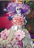  ??  ?? centro de la ciudad colocarán altares de muertos. El Desfile Xantolo de catrinas y catrines se llevará a cabo a las 17:00 horas del próximo miércoles.de las Ciudades Hermanas, se dirigirá a la calle Allende, Victoria y hasta llegar a la Alameda. Habrá participan­tes de Torreón, Monclova, Jiménez y Puebla.se llevará a cabo una verbena popular en la explanada del Lago de la Alameda. La Universida­d Vizcaya presentará el pan de muerto gigante, de 15 metros de largo.será inaugurado el altar monumental en las escalinata­s del barrio de Santa Anita, amenizado por la soprano Gabriela Leal.