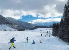  ?? FOTO: ANNETTE REUTHER/DPA ?? An den sonst von Skifahrern bevölkerte­n Pisten am Spitzingse­e waren Schneeschu­hund Tourengehe­r, Fußgänger oder Familien mit Schlitten unterwegs.