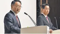  ?? KAZUHIRO NOGI, AFP/GETTY IMAGES ?? Toyota President Akio Toyoda, left, and Mazda President and CEO Masamichi Kogai announce their joint venture Aug. 4.