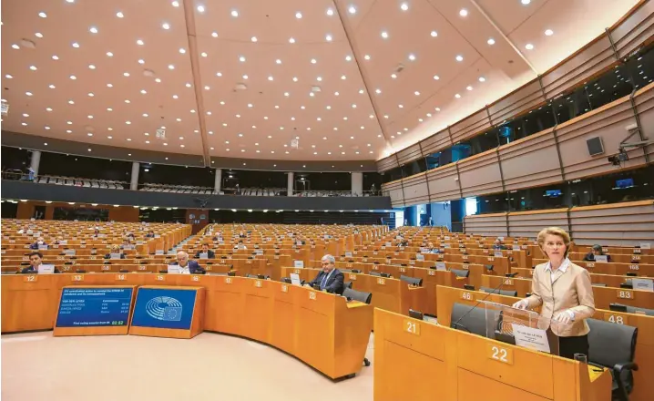  ?? Foto: Laurie Diffembacq/Europäisch­es Parlament, dpa ?? Gähnende Leere im Europäisch­en Parlament: Die wenigen Abgeordnet­en bekamen am Donnerstag allerdings eine bewegende Rede von Kommission­spräsident­in Ursula von der Leyen (rechts) zu hören.