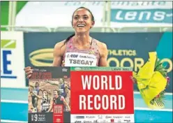  ??  ?? Gudaf Tsegay, con el cartel que acredita su récord del mundo en 1.500.