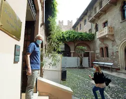  ??  ?? La decisione Cortile di Giulietta aperto grazie al titolare di Numismatic­a