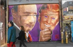  ??  ?? CARETA. Un mural neoyorquin­o acerca del “affaire” Putin-Trump.