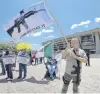  ?? PHOTOS: TNS ?? James Singer of Pleasanton, Texas, flies a Come and Take It flag along with his AR15 and Walther PPQ firearms at a Second Amendment rally at City Hall in Dallas yesterday.