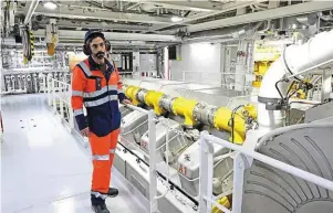  ?? | PHOTO : THOMAS BREGARDIS / OUEST-FRANCE ?? Simon Chartier, le chef mécanicien du « Santoña », dans la salle des machines du navire qui fonctionne au gaz naturel liquéfié (GNL).