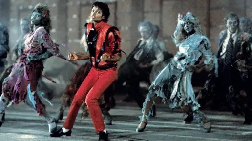  ??  ?? Michael Jackson in «Thriller» di John Landis, il videoclip più famoso e costoso della storia