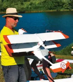  ??  ?? Plusieurs membres du club de Mâcon ont construit ces Super Petrel : un modèle perso avec fuselage en fibre de verre et ailes structures bois ou polystyrèn­e coffré. Motorisati­on électrique, envergure 1,3 m pour 1 600 g.