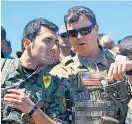  ?? Foto: AFP / Delil Souleiman ?? Bild aus besseren Zeiten: YPG-Milizionär und US-Offizier.