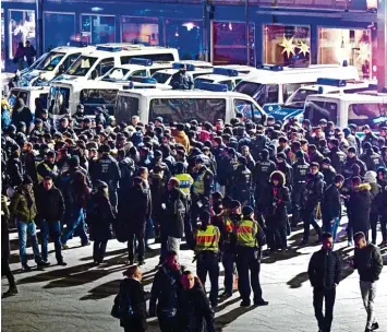  ?? Foto: Henning Kaiser, dpa ?? Für gezielt angereiste Gruppen von Nordafrika­nern gab es in der Silvestern­acht in Köln kaum ein Durchkomme­n. Die Polizei hielt die Männer auf.
