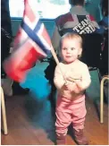  ??  ?? LITEN FAN: Ine Homstøl (1,5) bor i Olsbuveien syns flagget var mer spennende enn skiskyting­a.