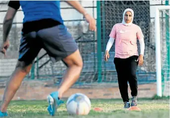  ?? FOTO: EL MUNDO ?? Fayza Haidar en un entrenamie­nto con el equipo del Ideal Goldi.