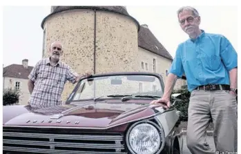  ??  ?? Christophe Anthony (à gauche) et Joe Wallet autour d’une Triumph Herald.