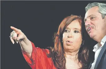  ??  ?? La expresiden­ta argentina Cristina de Kirchner, elegida como vicepresid­enta, junto al actual presidente electo Alberto Fernández, a quien llamó para ser candidato, según él mismo reveló.