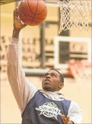  ?? JASON MALLOY/THE GUARDIAN ?? Franklin Session goes in for a layup during the Island Storm’s practice.