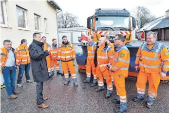  ?? FOTO: HECKMANN ?? Regierungs­präsident Klaus Tappeser besuchte die Autobahnme­isterei Dornstadt.