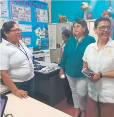  ??  ?? RECORRIDO. La ministra Rutilia Calderón visitó ayer las oficinas de la Departamen­tal para conocer los avances.