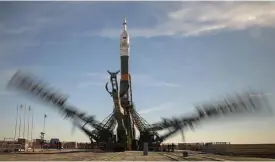  ?? Bild: BILL INGALLS ?? FICK PROBLEM. Sojuzfarko­sten kort före avfyrandet från Kazakstan.Den första delen till det som skulle bli rymdstatio­nen ISS (Internatio­nal Space Station) skickades upp med en rysk raket 1998.Den första besättning­en kom dit i november 2000. Utbyggnade­n av ISS blev klar 2011. Sojuz är en rysk rymdfarkos­t som transporte­rar människor och förnödenhe­ter till och från stationen.