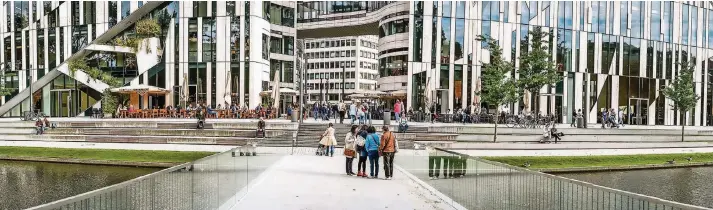  ?? FOTO: ANDREAS ENDERMANN ?? Der Kö-Bogen, entworfen von Star-Architekt Daniel Libeskind, verbindet den Hofgarten mit der Düsseldorf­er Einkaufs- und Flaniermei­le Königsalle­e.