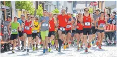  ?? FOTO: THOMAS WARNACK ?? Startschus­s zum Riedlinger Stadtlauf, gleichzeit­ig Startschus­s in die Luafsports­aison in der Region.