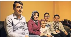  ??  ?? Der Unternehme­r Musa Yücel und seine Familie leben mit der Angst vor dem türkischen Geheimdien­st, der auch im Ausland Jagd auf Gülenisten macht.