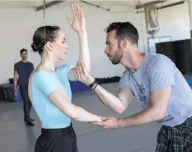  ?? Jessica Christian / The Chronicle ?? Choreograp­her Ben NeedhamWoo­d works with Kelsey McFalls.