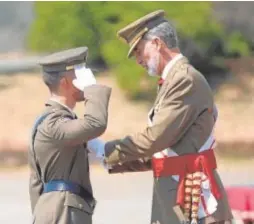  ?? // EFE ?? Don Felipe condecora al sargento García Martín