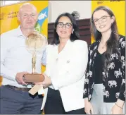  ?? (Pic: Stephen Wall Morris) ?? KeepWell Programme Manager, Sophie Moran presenting Cork County Council representa­tives with their award.