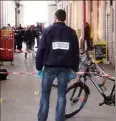  ?? (Photo Cyril Dodergny) ?? La police technique et scientifiq­ue procède aux constatati­ons, peu après l’attaque sanglante sous les arcades de la place Masséna, devant un centre communauta­ire juif.