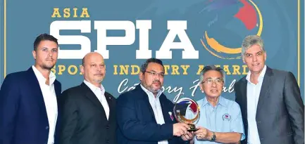  ??  ?? ORGANIZERS with the SPIA Asia trophy: (left to right) Mark Jan Kar, director of Sport360; Farid Schoucair, general manager of the New World Makati Hotel; Atty. Guillermo Iroy, Jr., executive director of the Philippine Sports Commission; Steve...