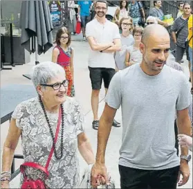  ?? FOTO: EFE ?? Pep Guardiola, junto a su madre,
Dolors Sala, fallecida ayer por coronaviru­s